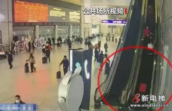 上海虹桥站惊险一幕:母女扶梯摔倒,旅客急停施救(图1) ScreenShot_2026-02-25_145350_902