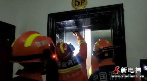 湖南长沙消防救援人员在不到10分钟内成功救出被困电梯的居民‌