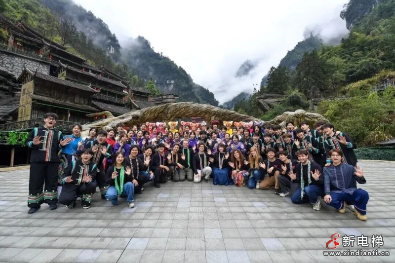 天梯上的天籁之音，百年合唱团唱响张家界天门山