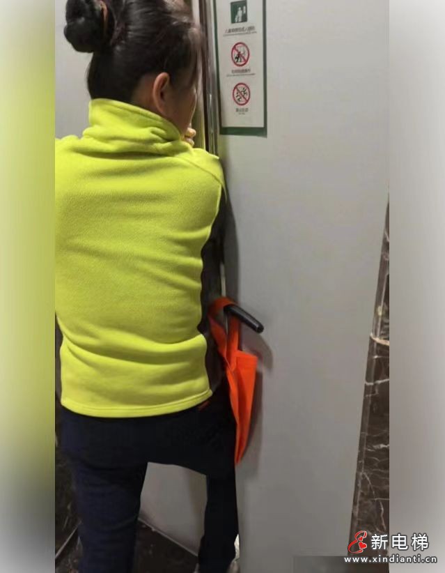 保姆违规挡电梯门致被困 网格员联动物业紧急救援