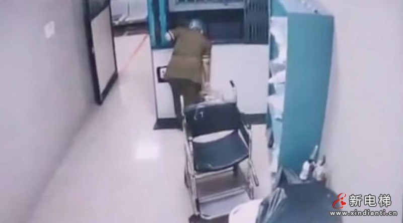 印度一女子探头查看升降机 不幸卡颈身亡