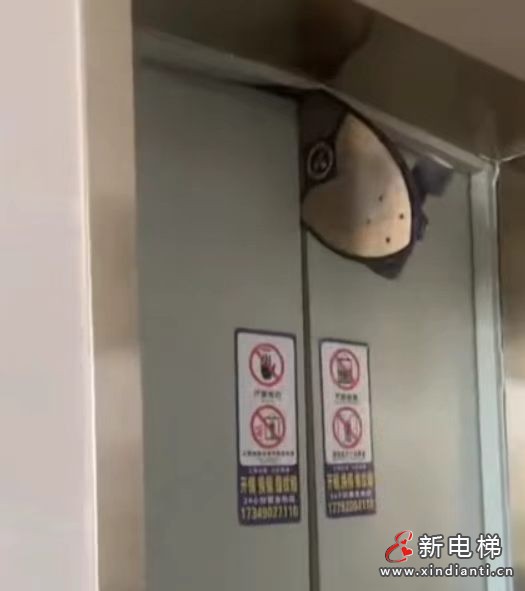 赶时间强行拦梯！陕西西安骑手用滑板卡电梯门造成损坏