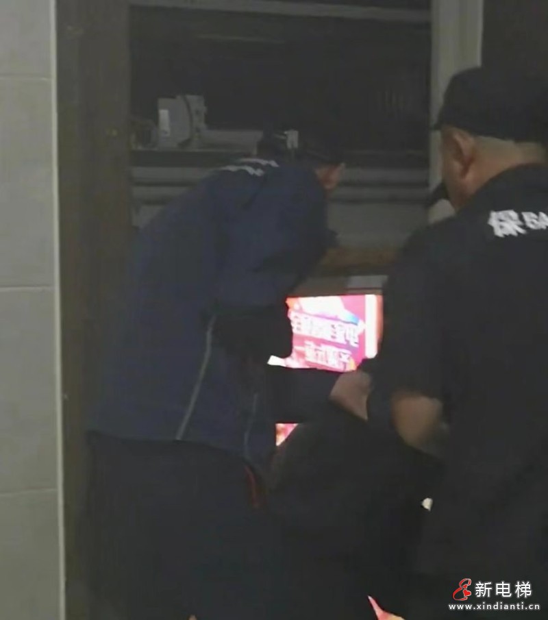 辽宁丹东凤城15人被困电梯 超载报警失灵物业经理称 “是好事”