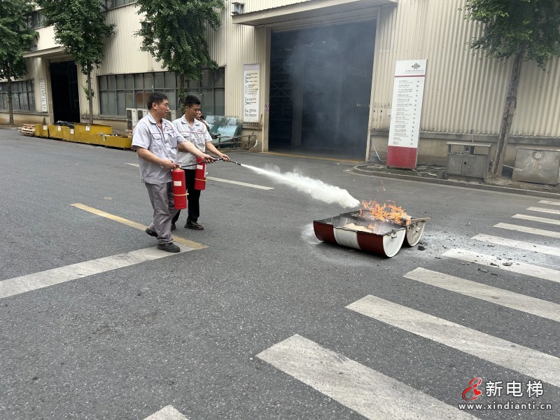 生命至上，安全为先！梅轮电梯消防演练，筑牢安全生产防线(图2)