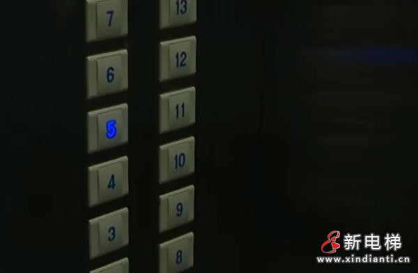海口一小区女子带娃被困电梯 物业保安称“下班了下午再打”引热议