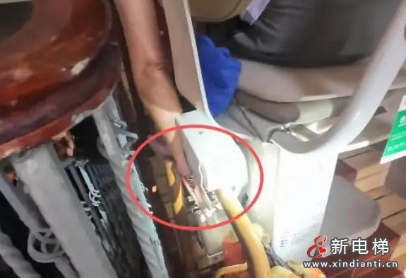 福建漳州：老人坐座椅电梯手卡缝隙受伤 消防紧急救援
