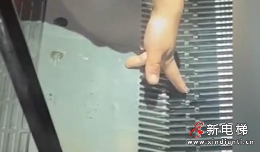 北京3岁娃手指伸扶梯断齿缝隙被绞伤致十级伤残 法院判家长担主责