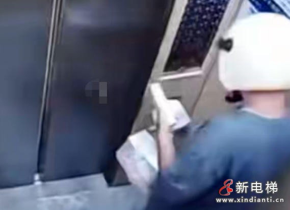 离谱！湖南常德外卖员进小区电梯随地便溺，监控拍全程，物业回应来了