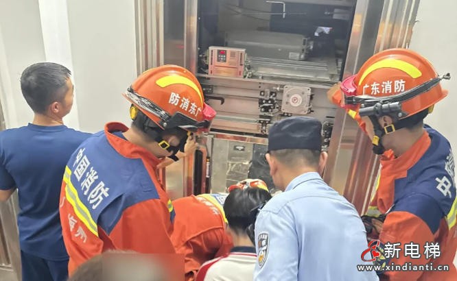 广东省梅州市‌警消联合快速救援 被困电梯四人全部获救