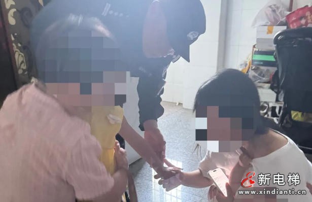 厦门女童手指被电梯门死死卡住 民警冲7楼救人全程抱送就医